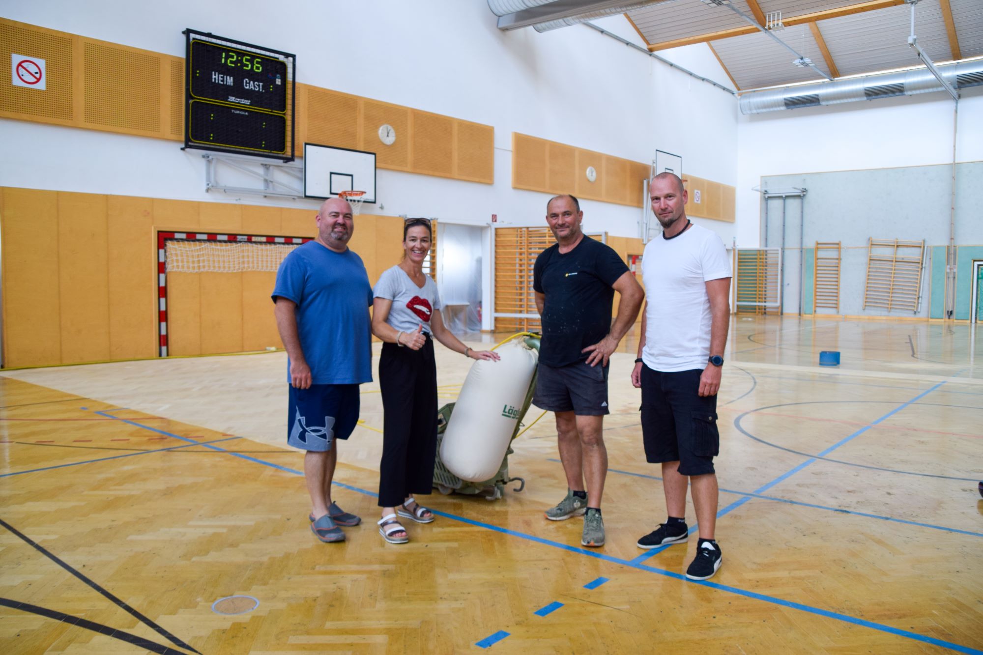 Hallenwart Herbert Führer, StR Barbara Stark, Mitarbeiter der Firma Swietelsky, GF Mario Don