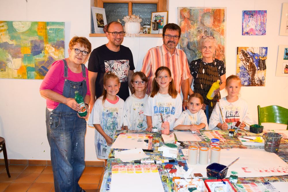 erste Reihe: Juliane Zach-Riedl, Anna, Laurena Müller, Tessa Heiligenbrunner, Caroline Zach-Riedl zweite Reihe: Silvia Edinger, OV Stefan Keusch, Bgm. Gerhard Lentschig, Elisabeth Lebersorger