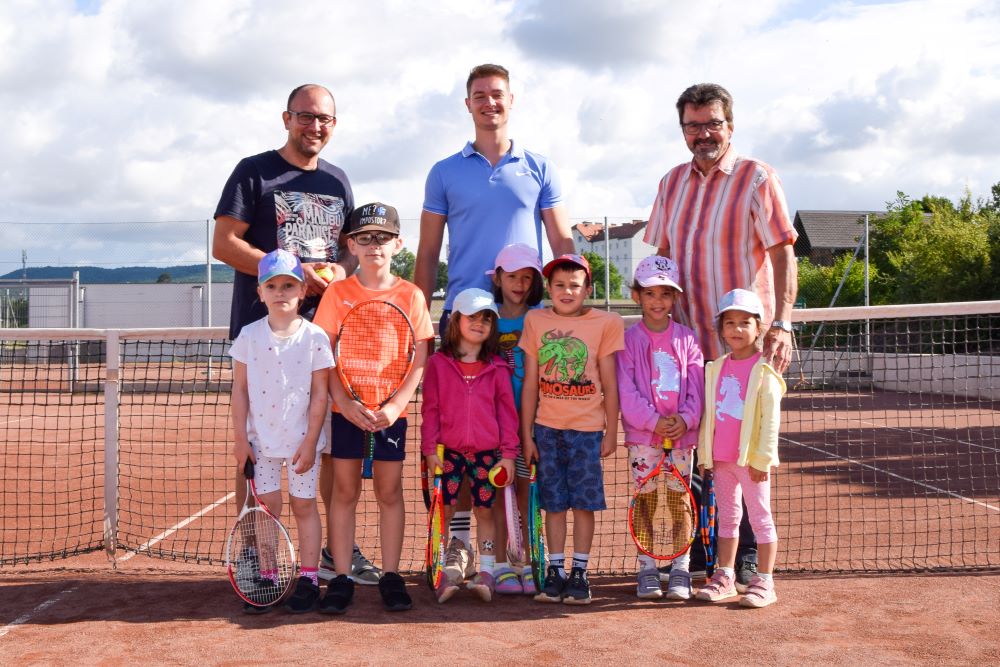 erste Reihe: Emilia, Maximilian, Luisa, Antonia, Lukas, Sophie und Sarah zweite Reihe: OV Stefan Keusch, Theo Löffler und Bgm. Gerhard Lentschig