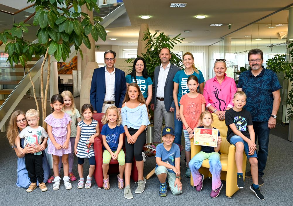  Mag. Helmut Scheidl, Julia Zehetner, Manfred Hofbauer, Bernadette Hauer, StR Maria van Dyck und Bürgermeister Mag. Gerhard Lentschig mit den Kindern.