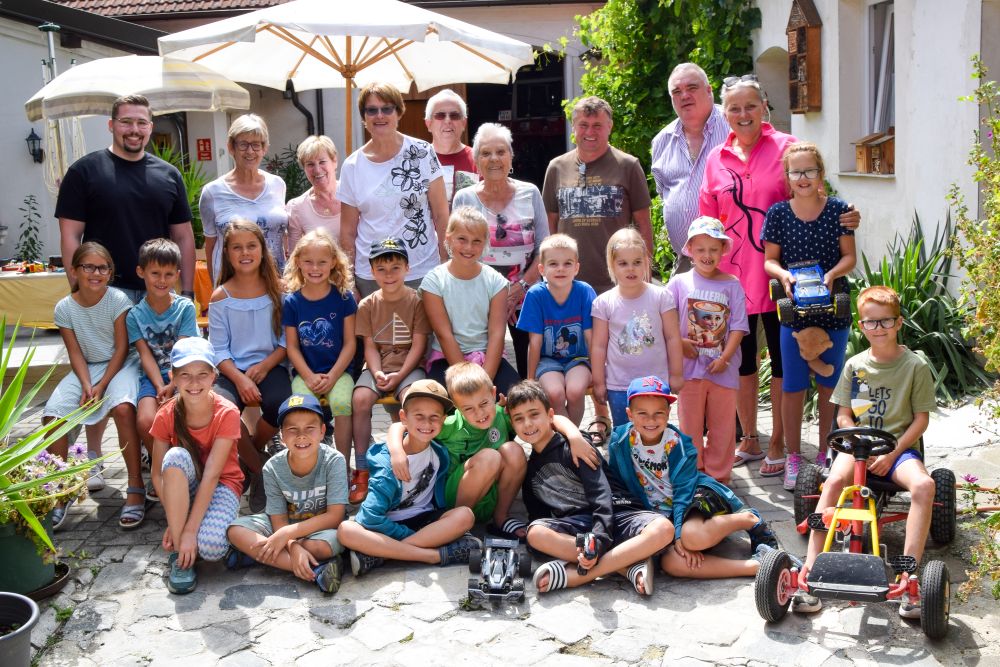 v.l.n.r: GR Leonhard Gary, Hermine Amon, Rosi Obersamer, Maria Aufegger, Josef Amon, Leopoldine Lorenz, Wilhelm Amon, Herwig Senoverschnik und StR Maria van Dyck mit den Kindern.