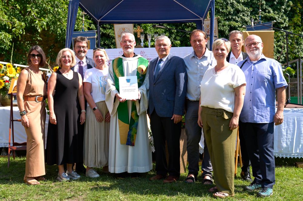 StR Barbara Stark, GR Sabine Englmaier, Bürgermeister Gerhard Lentschig, GR Jutta Rabl, Pater Albert, Vizebürgermeister Heinrich Nagl, OV Robert Lochner, Isabella Bucher, Walter Pannagl, GR Dieter Schewig