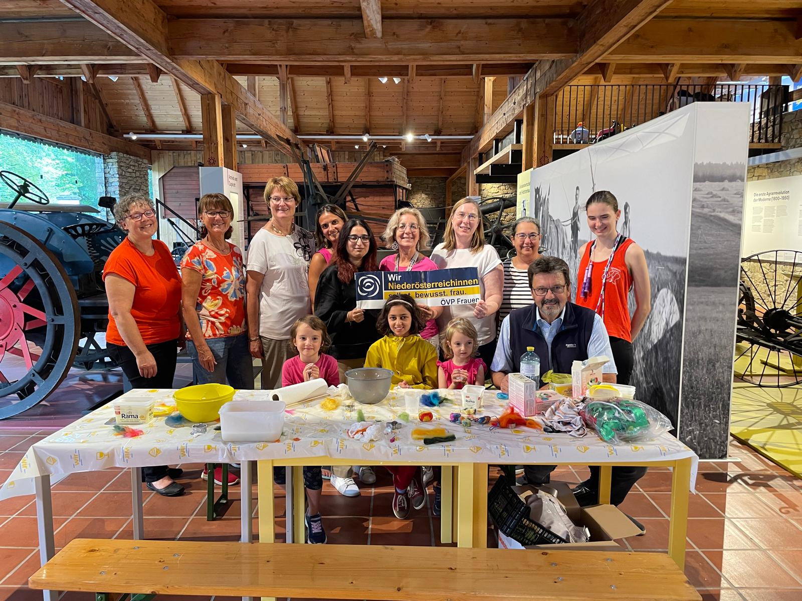 Die Organisatorinnen mit den Kindern und Bürgermeister Lentschig.