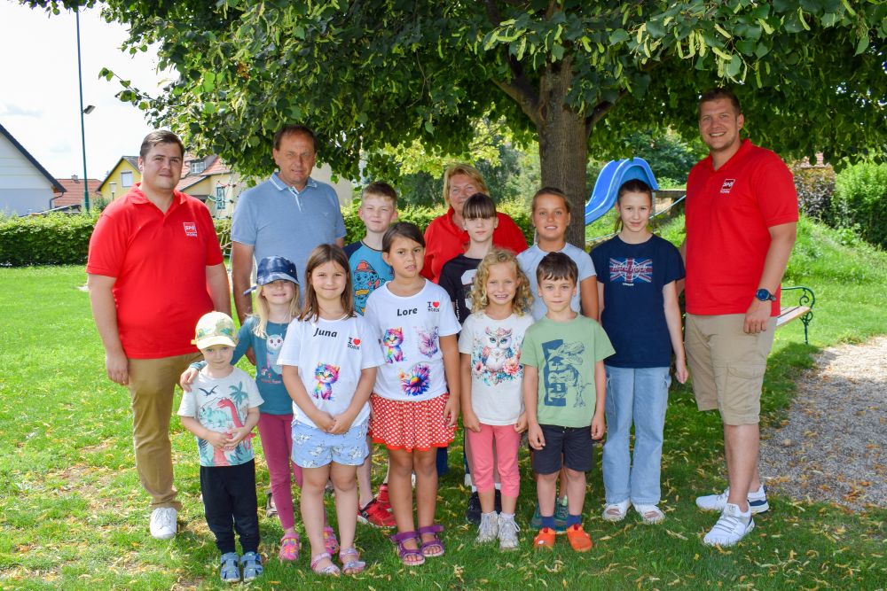 GR Martin Pichlmayer, OV Robert Lochner, GR Johanna Leithner, StR Marco Stepan mit den Kindern Tobias und Sophia Pones, Juna Hirtl, Sebastian Heily, Lore Kainz, Liara Soos, Felicia und Valerie Harringer, Jonathan Soos und Ella Hirtl