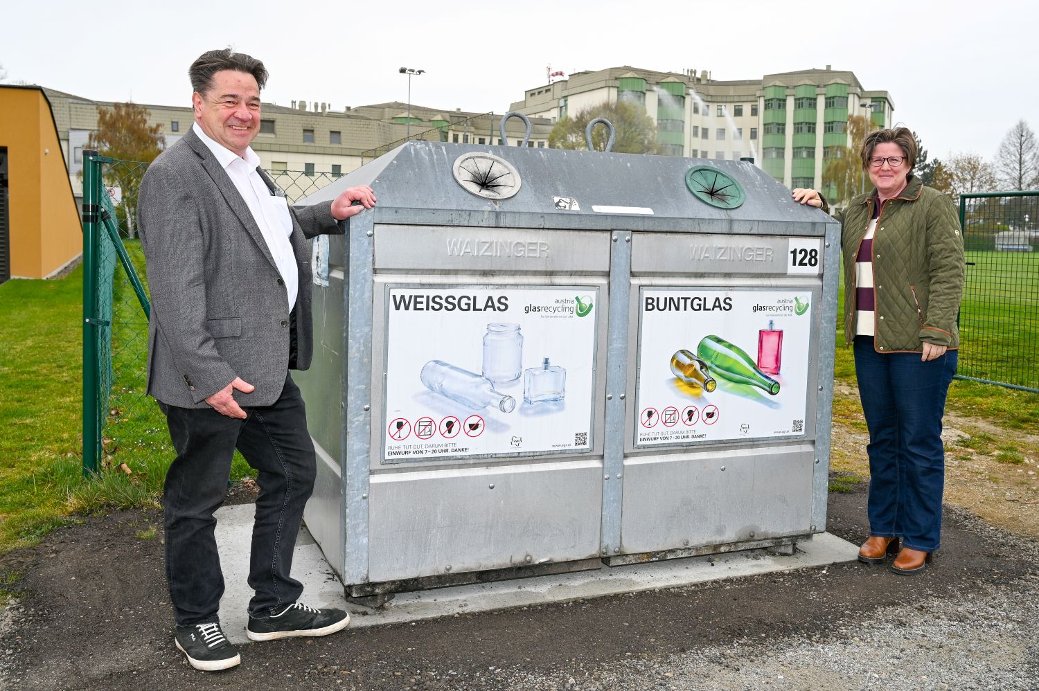 StR BR Klemens Kofler und GR Isabel Mang bei der Besichtigung des neuen Containers in der Hopfengartenstraße.