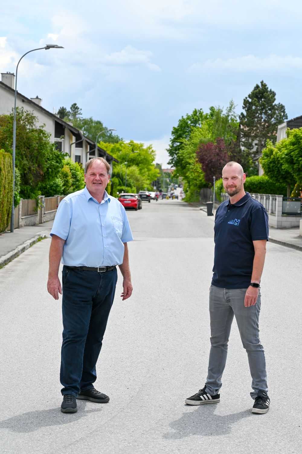 Verkehrsstadtrat Manfred Daniel und Mario Don bei einer Vor-Ort-Besichtigung in der Puechhaimgasse.  